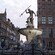 Una fuente que contiene una estatua de Neptuno sosteniendo un tridente